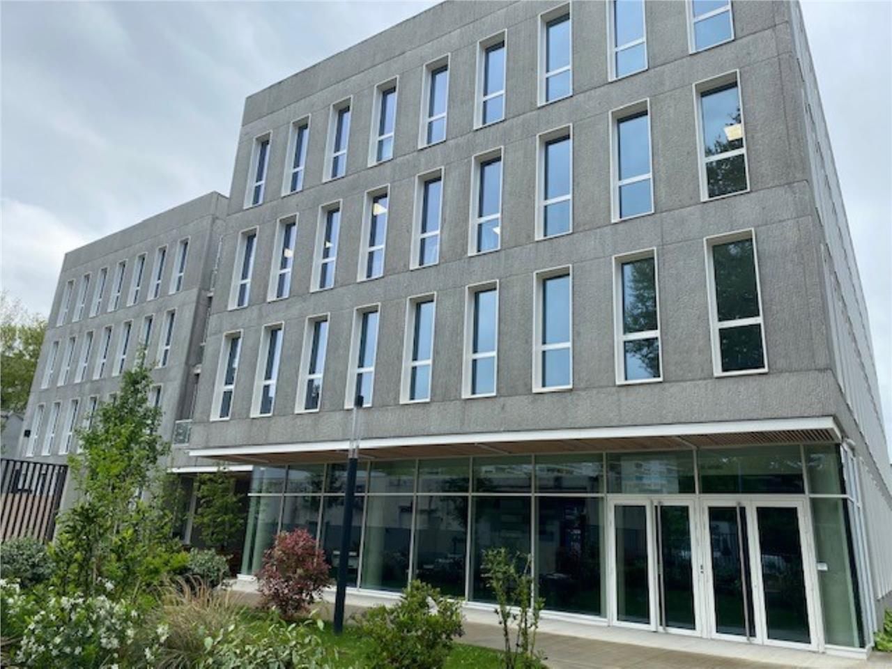 Immeuble tertiaire neuf situé à 15 min à pied du 