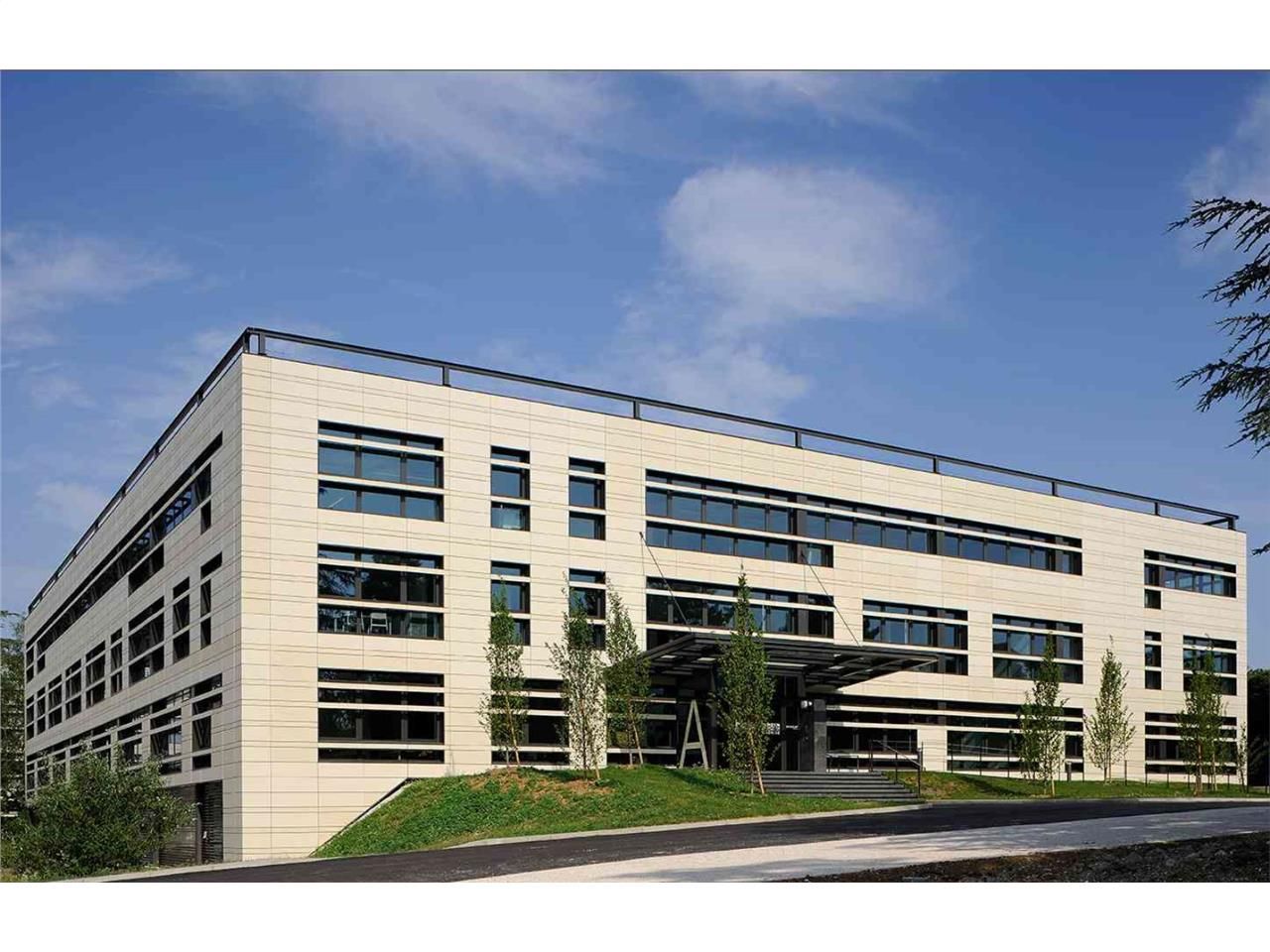 Au sein d'un parc arboré en plein coeur d'Ecully,