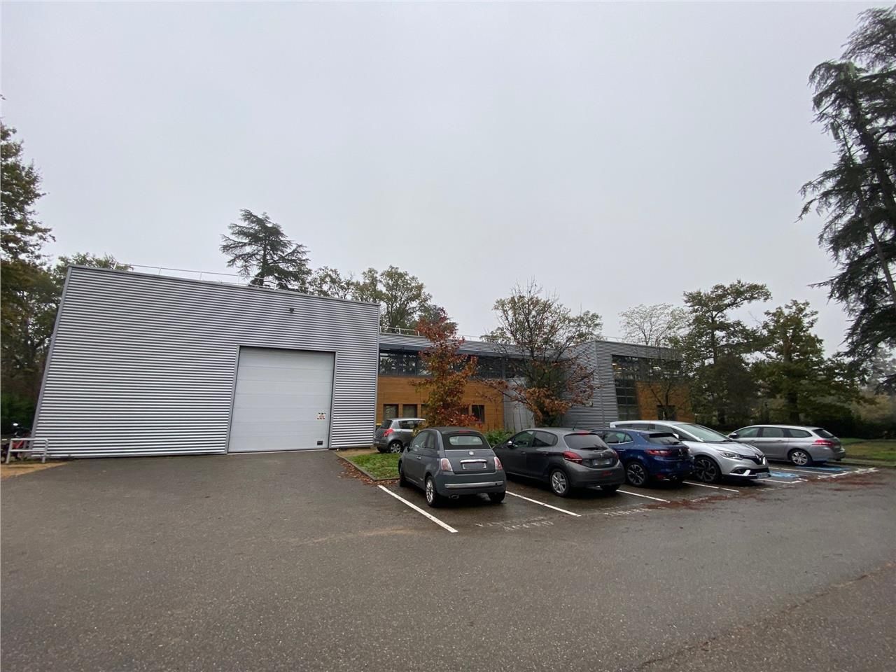 Situés à Ecully, vers l'ancien pôle de l'EM Lyon 