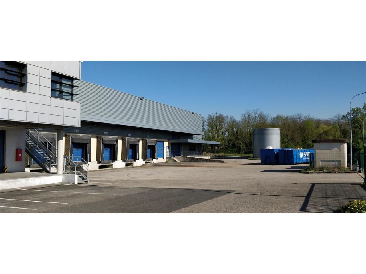 A 10 km du Nord de Lyon, accessible depuis la Roc