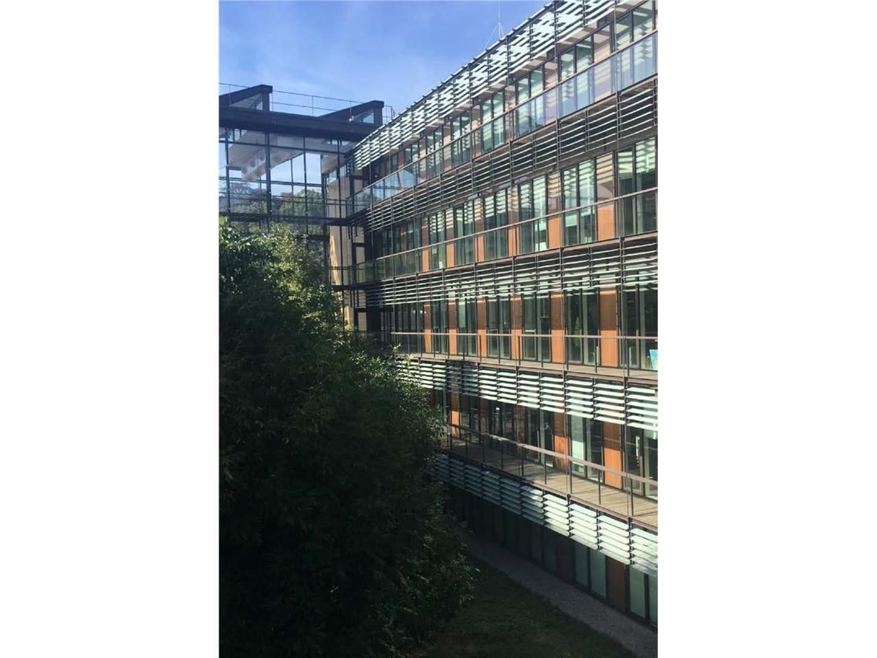 Nous vous proposons des surfaces de bureaux à lou