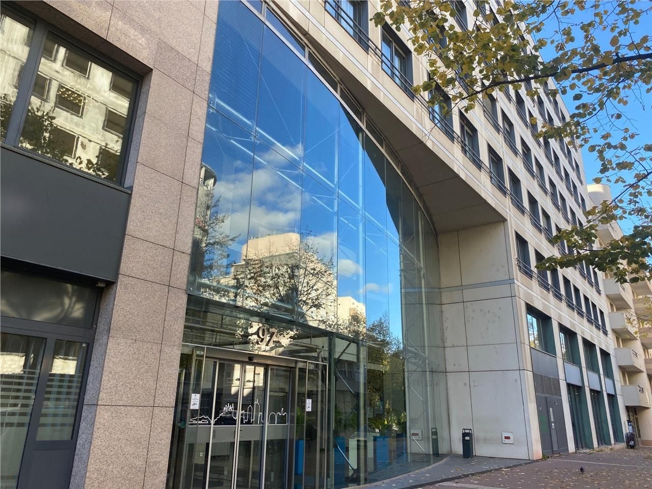 Belle surface de bureaux de 272 m² à louer en rez