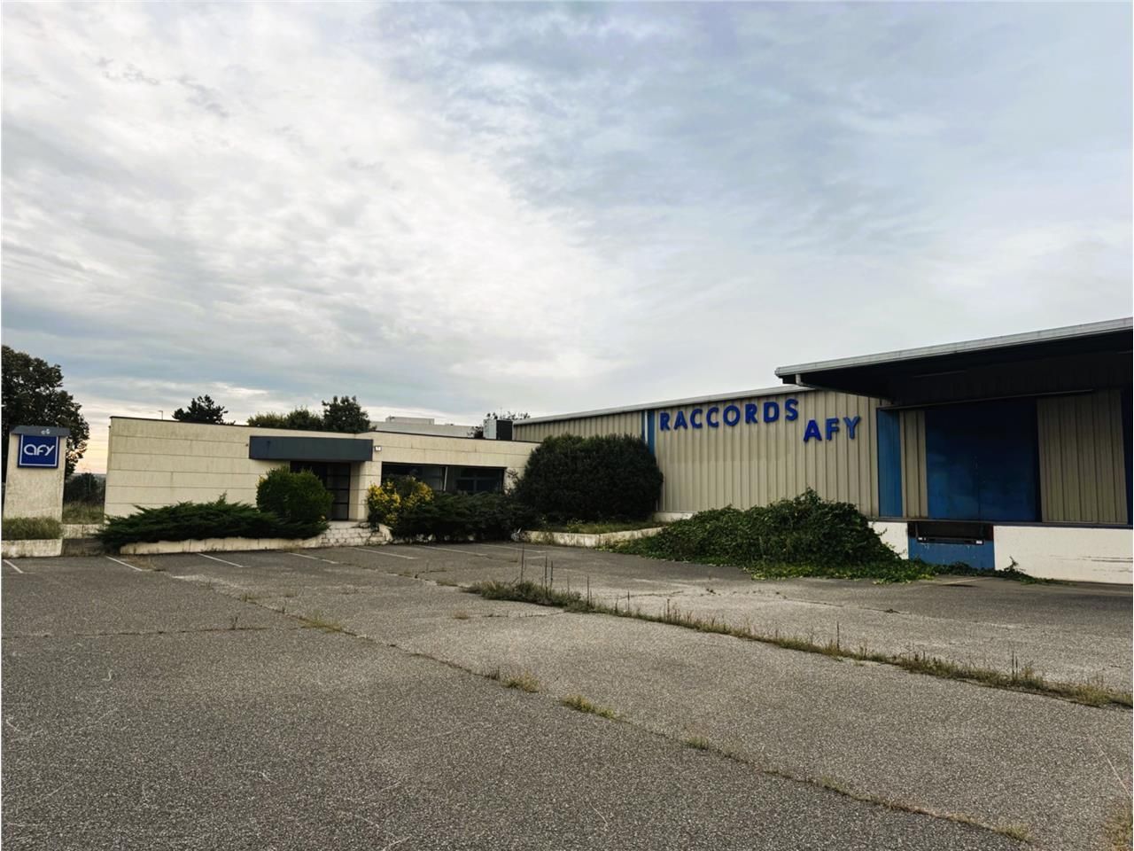 Situé dans la zone d'activité de Saint Quentin Fa