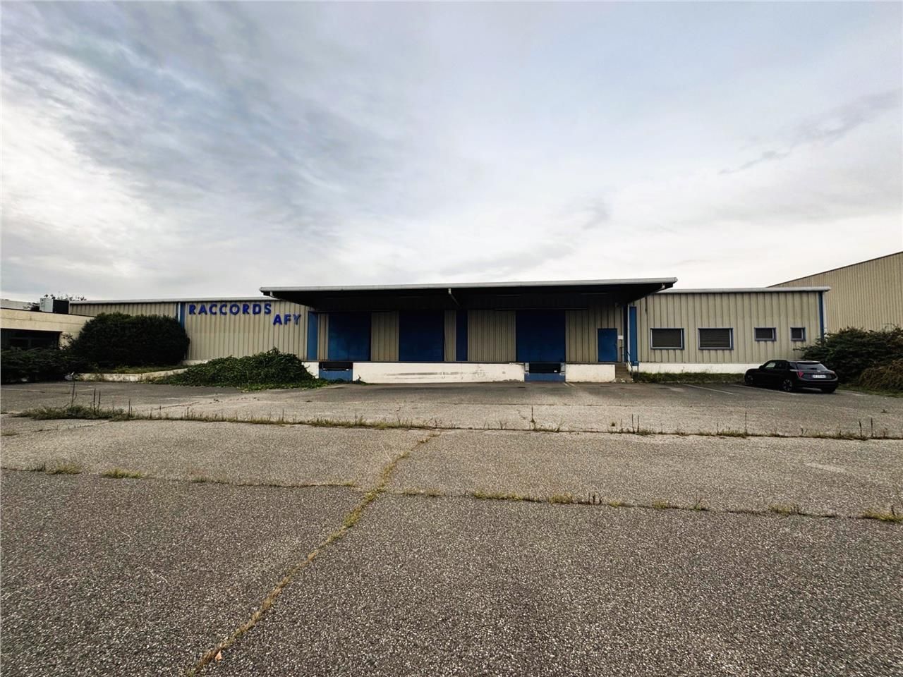 Situé dans la zone d'activité de Saint Quentin Fa