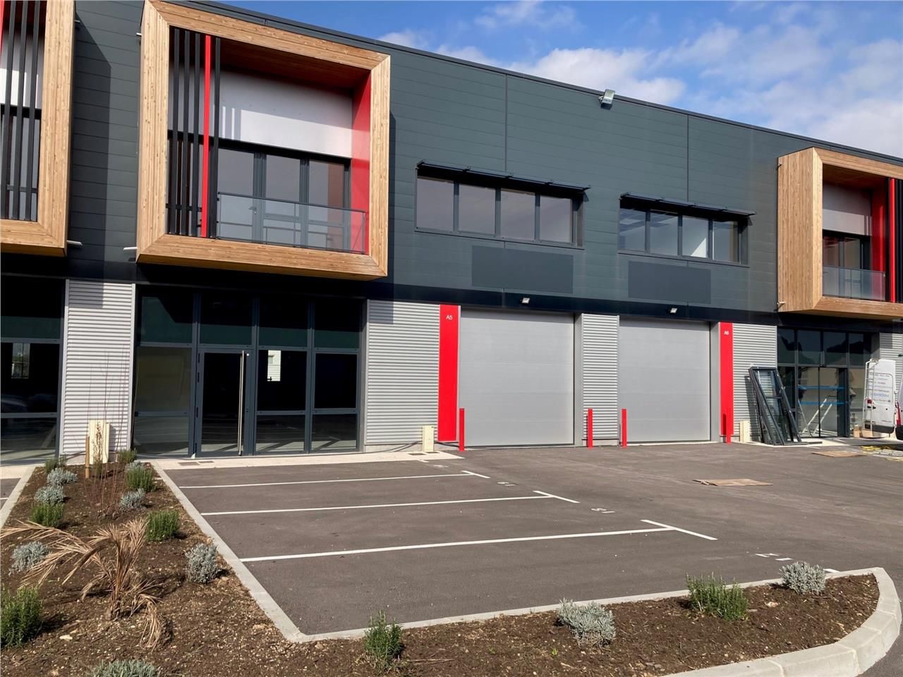 Local d'activité neuf de 372 m² env. composé de 2