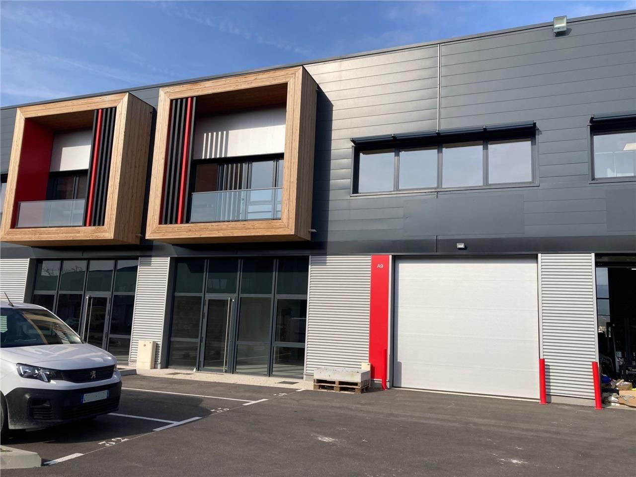 Local d'activité neuf de 375 m² env. composé de 2