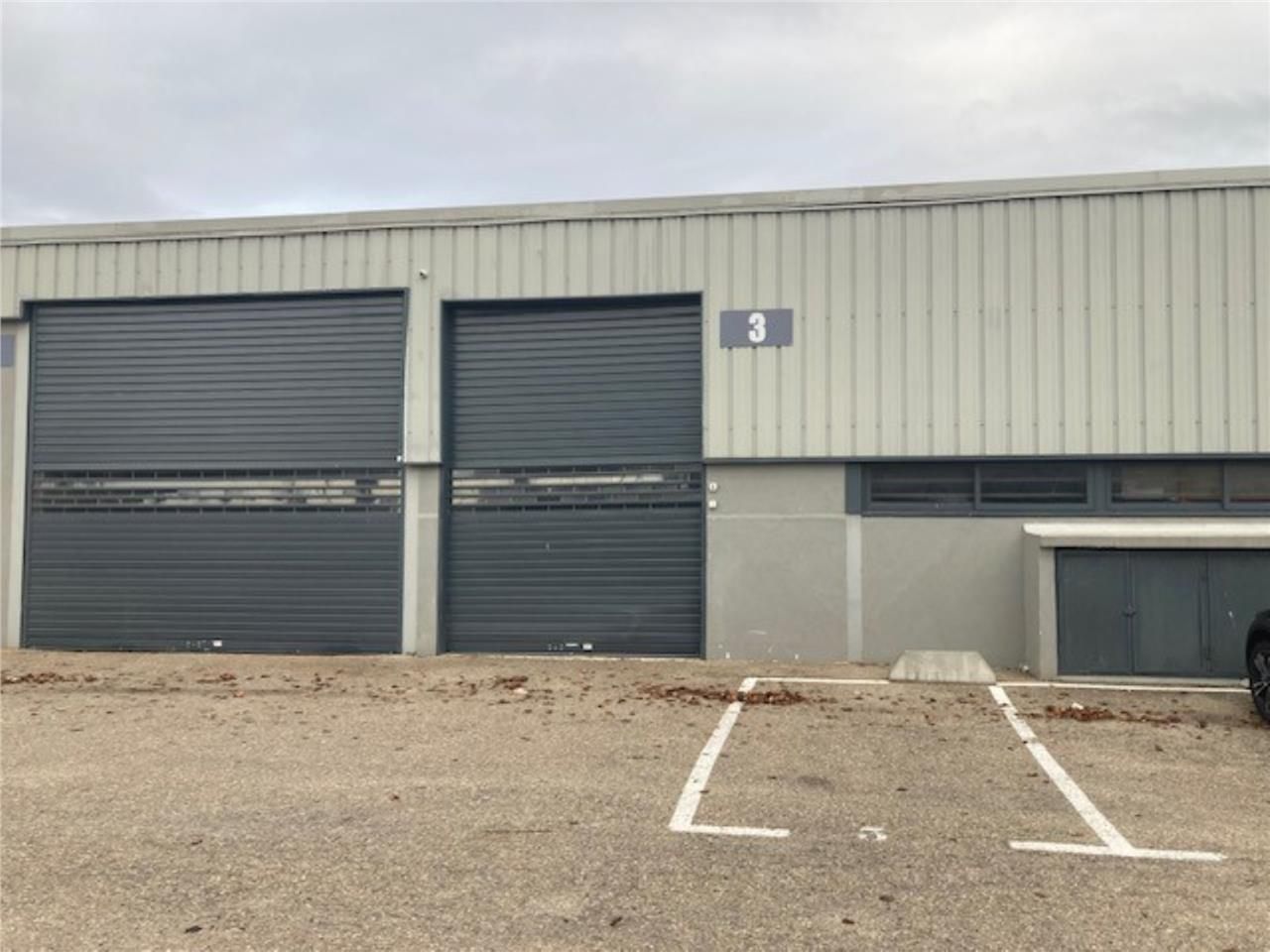 Situé dans un ensemble industriel proche de l'A50