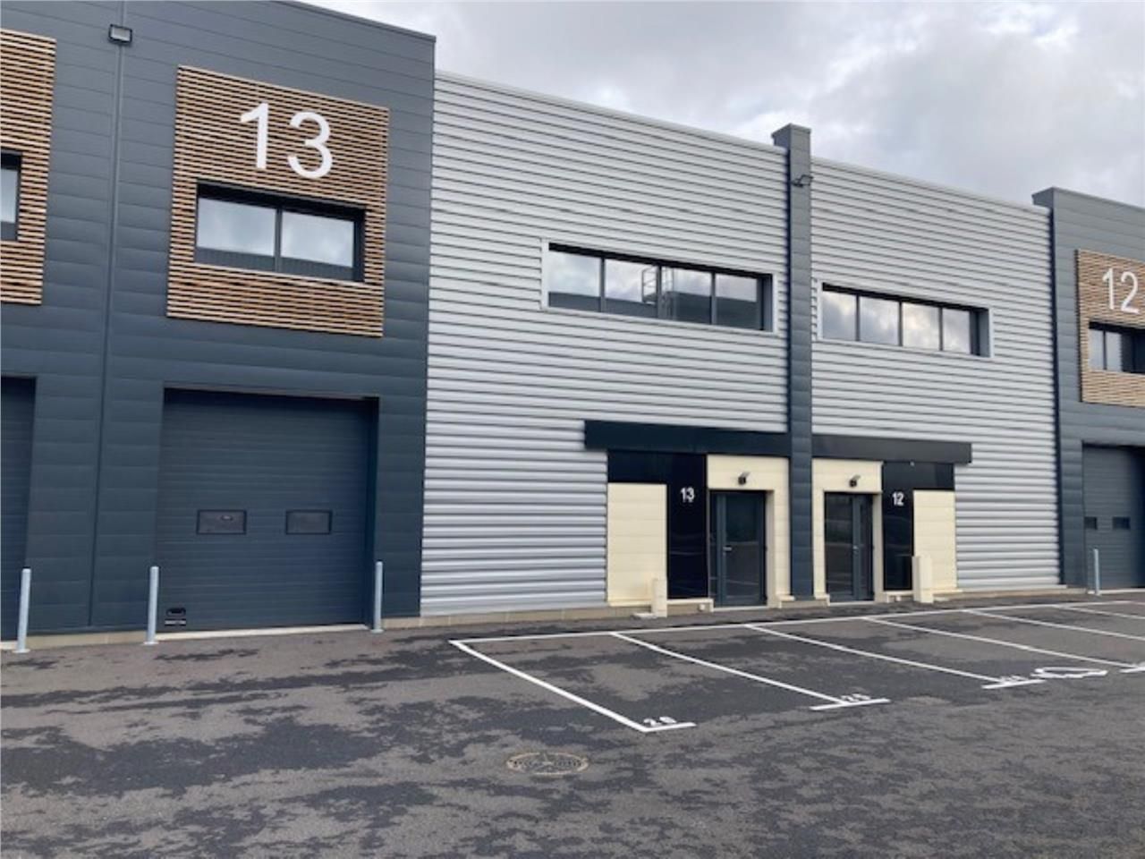 Dans un Parc d'activité proposant de très belles 