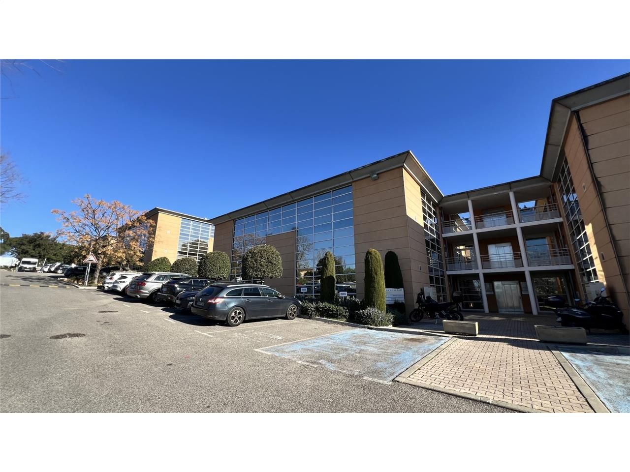 Au sein d'un site calme, clôturé et arboré, compo