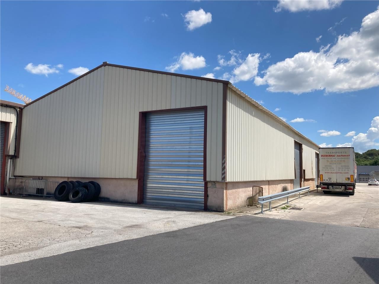 Centre Var, proche des axes autoroutiers, Entrepô