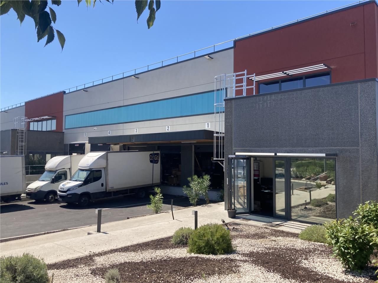 Situé à proximité immédiate de l'autoroute A8, en