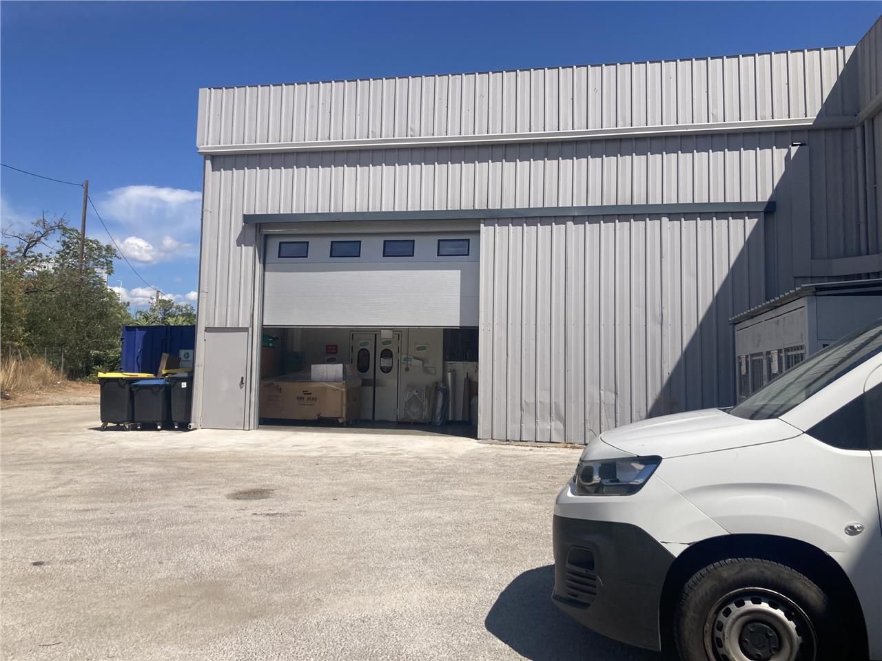 Situé à proximité immédiate de l'autoroute A57, l