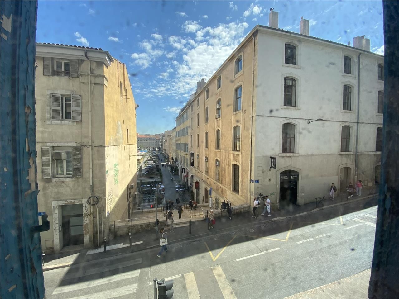 LOCAUX A LOUER OU A VENDRE - PROCHE VIEUX PORT - 