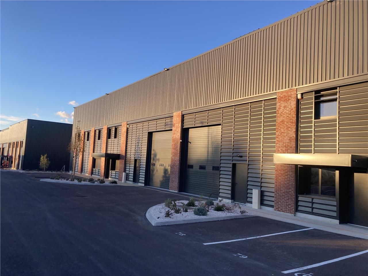 Situé dans la Zone d'activités de Signes - Circui