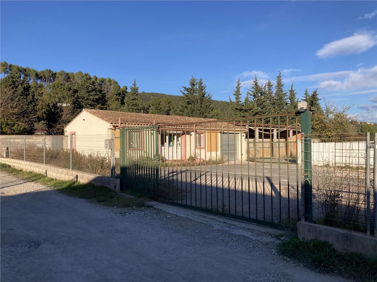 Centre Var, tout proche de l'A8, local d'activité