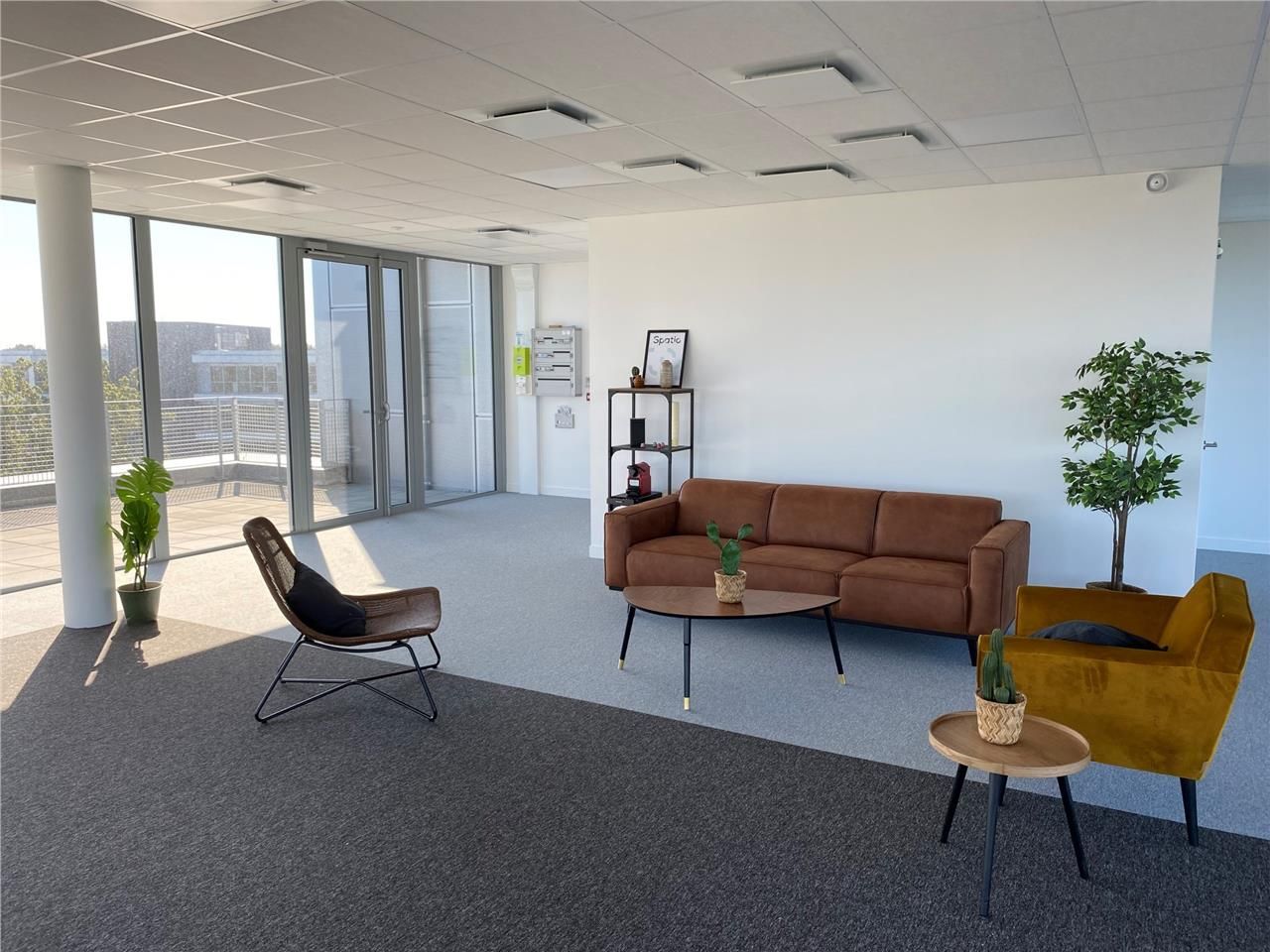 A proximité immédiate des grands axes routiers (a