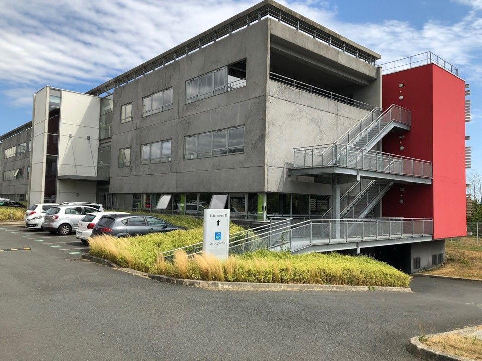 Orvault, dans une zone d'activité, au pied du pér