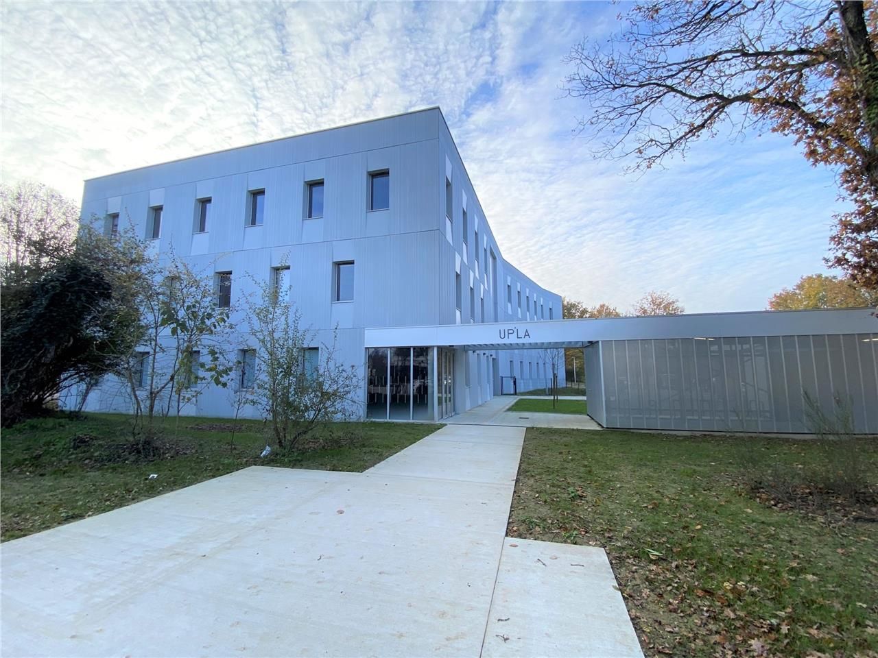 Au sein d'un espace boisé, proche de nombreux ser