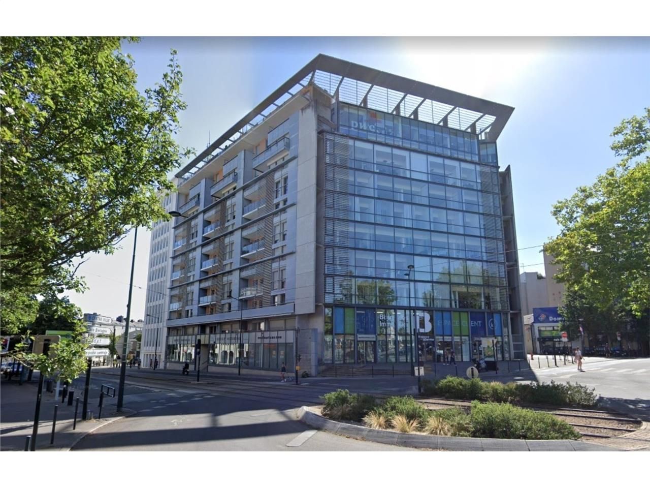 NANTES CENTRE-VILLE, Place Viarme, au pied du tra