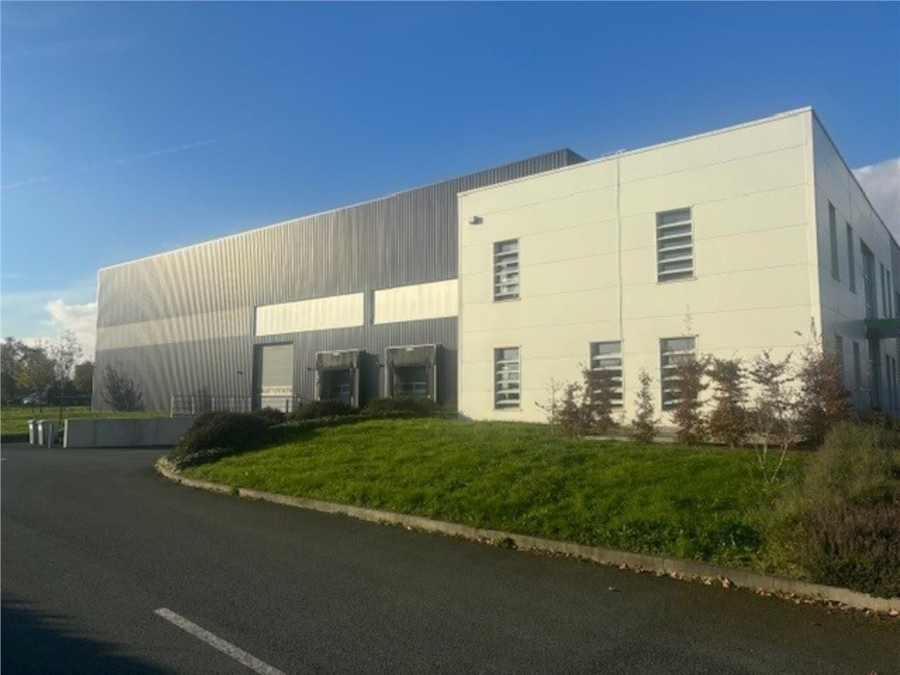 Au coeur de la zone d'activité de Ste Luce sur Lo