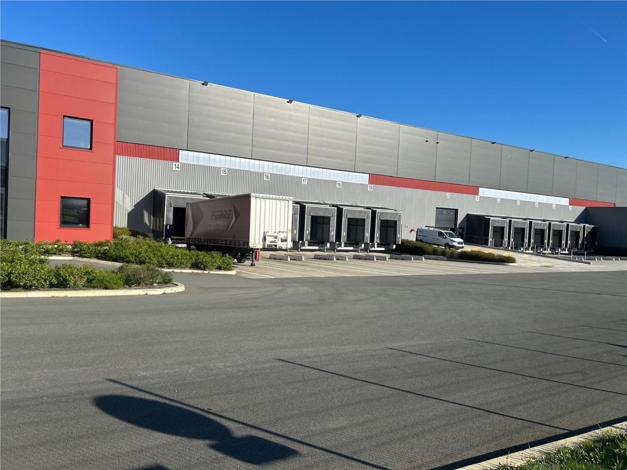 Situé à proximité immédiate de l'A87 reliant Chol