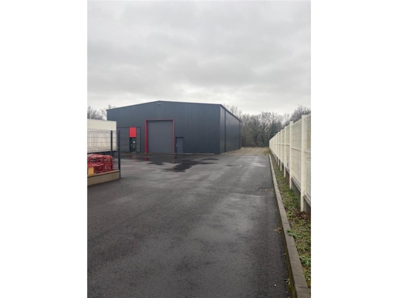 En zone d'activités Sud Loire, à proximité du pér