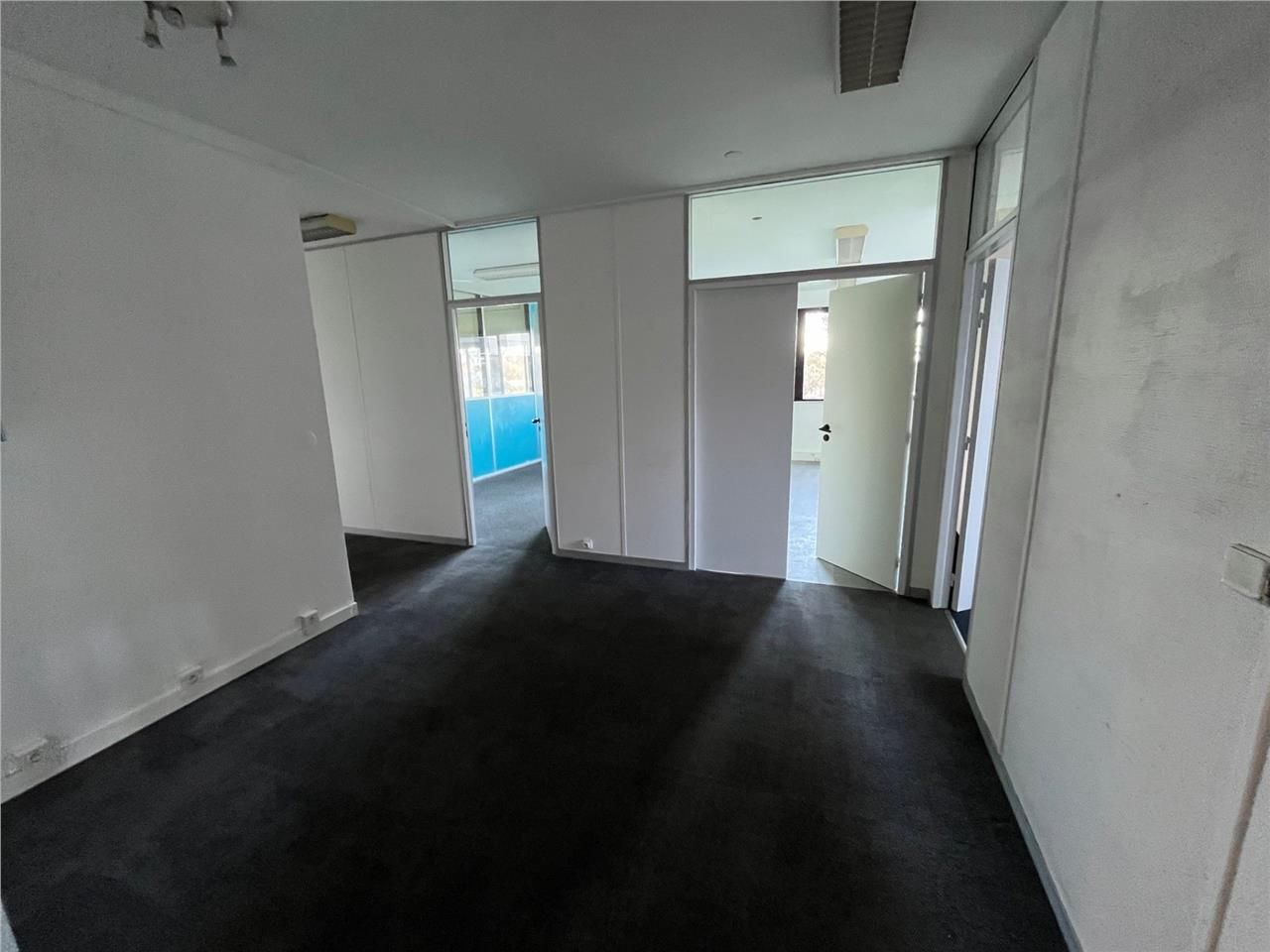 FORUM D'ORVAULT - Au sein d'un immeuble entièreme