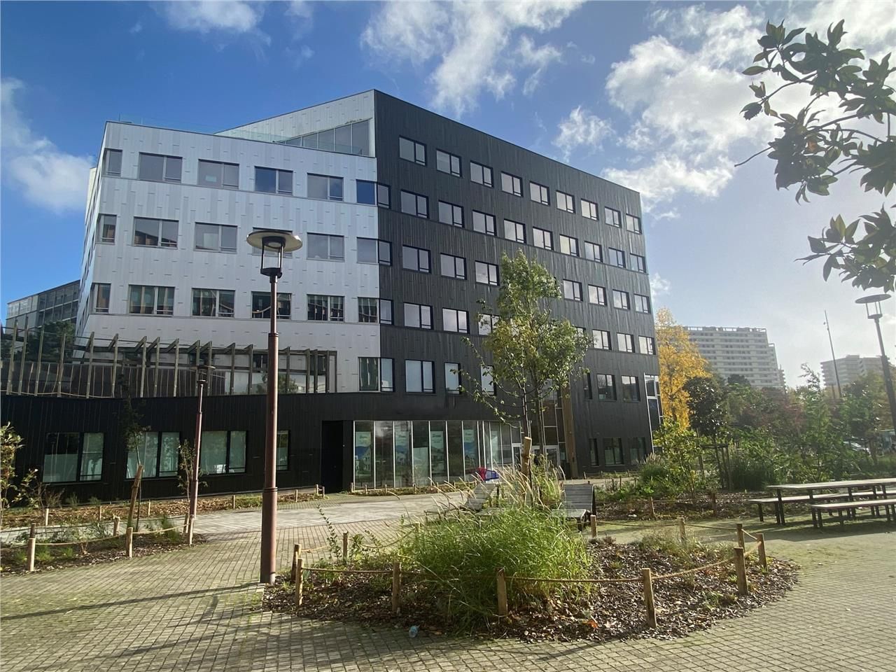 Dans un immeuble récent, situé sur l'île de Nante