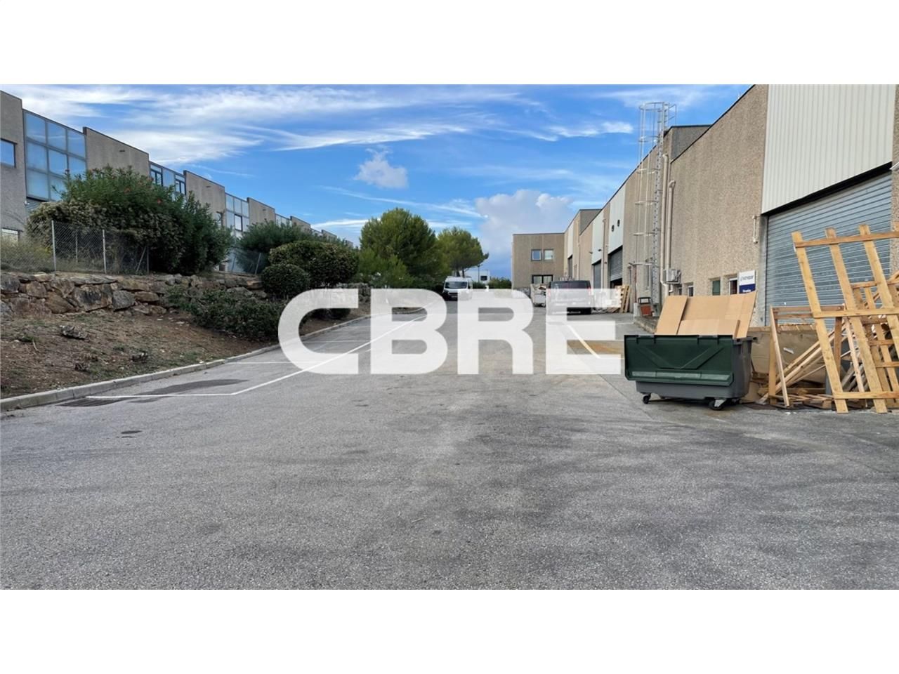 Situés sur la zone des 3 Moulins à ANTIBES (06600