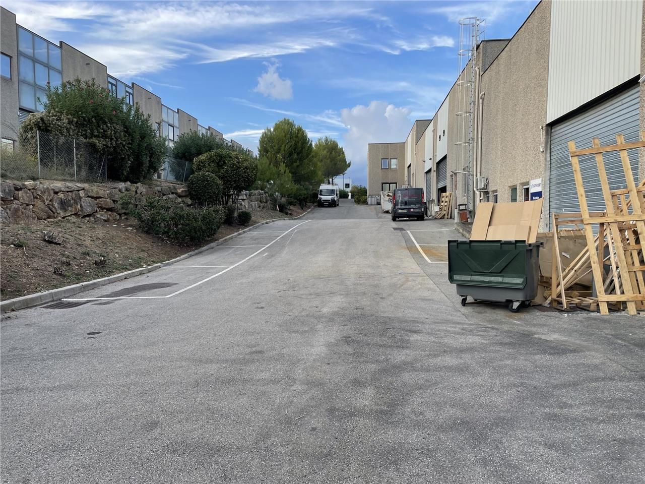 Situés sur la zone des 3 Moulins à ANTIBES (06600