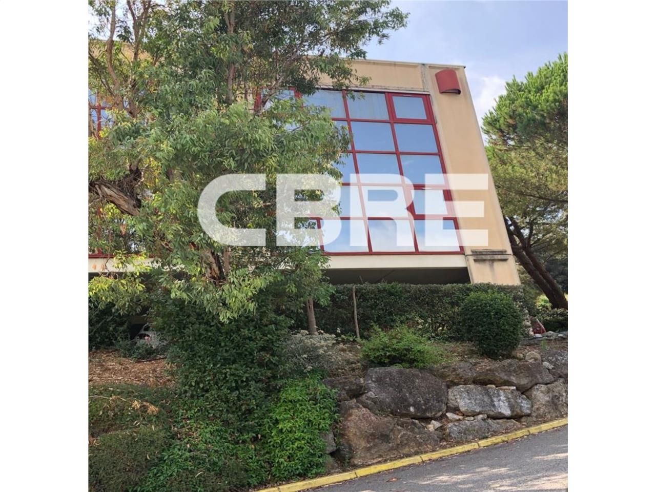 Situé au coeur de la zone commerciale Saint Berna