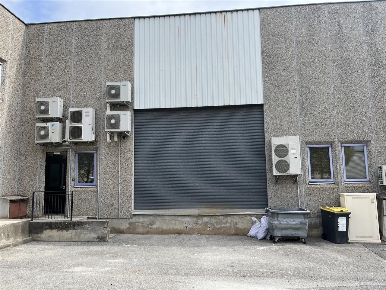 Situés dans la zone des 3 Moulins à Antibes (0660