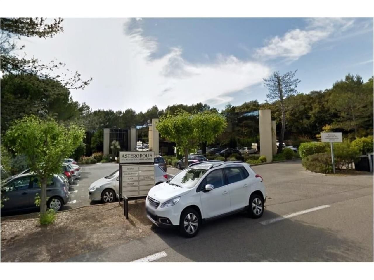 Au sein d'un immeuble de bureaux en R+1 situés su