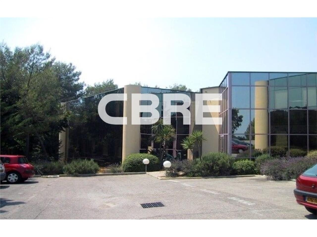 Au sein d'un immeuble en R+1, proche accès autoro