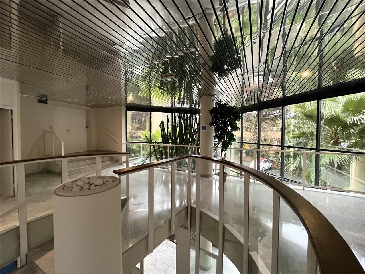 Au sein d'un immeuble en R+1, proche accès autoro