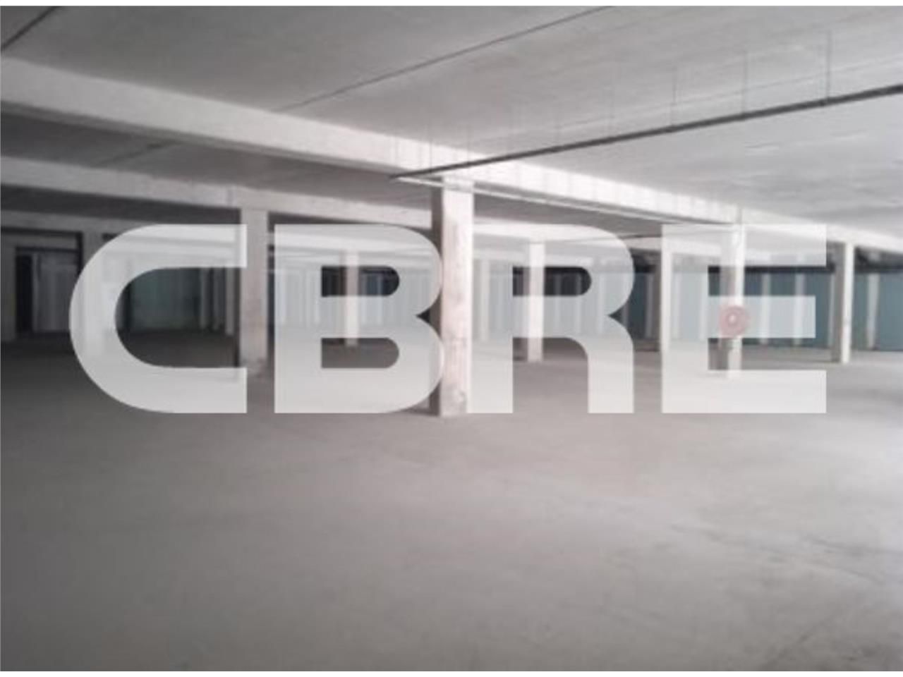 Situé dans une zone urbaine et commerciale à la C