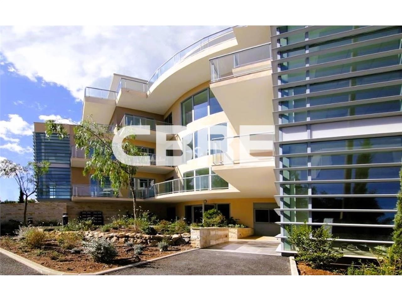 Situés au sein d'un ensemble tertiaire contempora