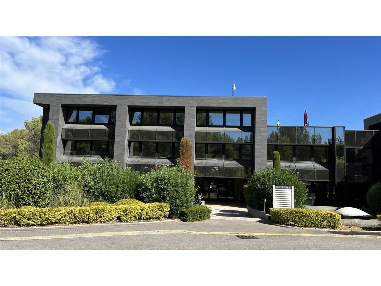 CBRE vous propose à la location deux plateaux de 