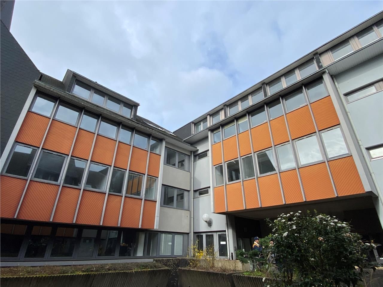 Idéalement situé, bénéficiant d'un accès immédiat