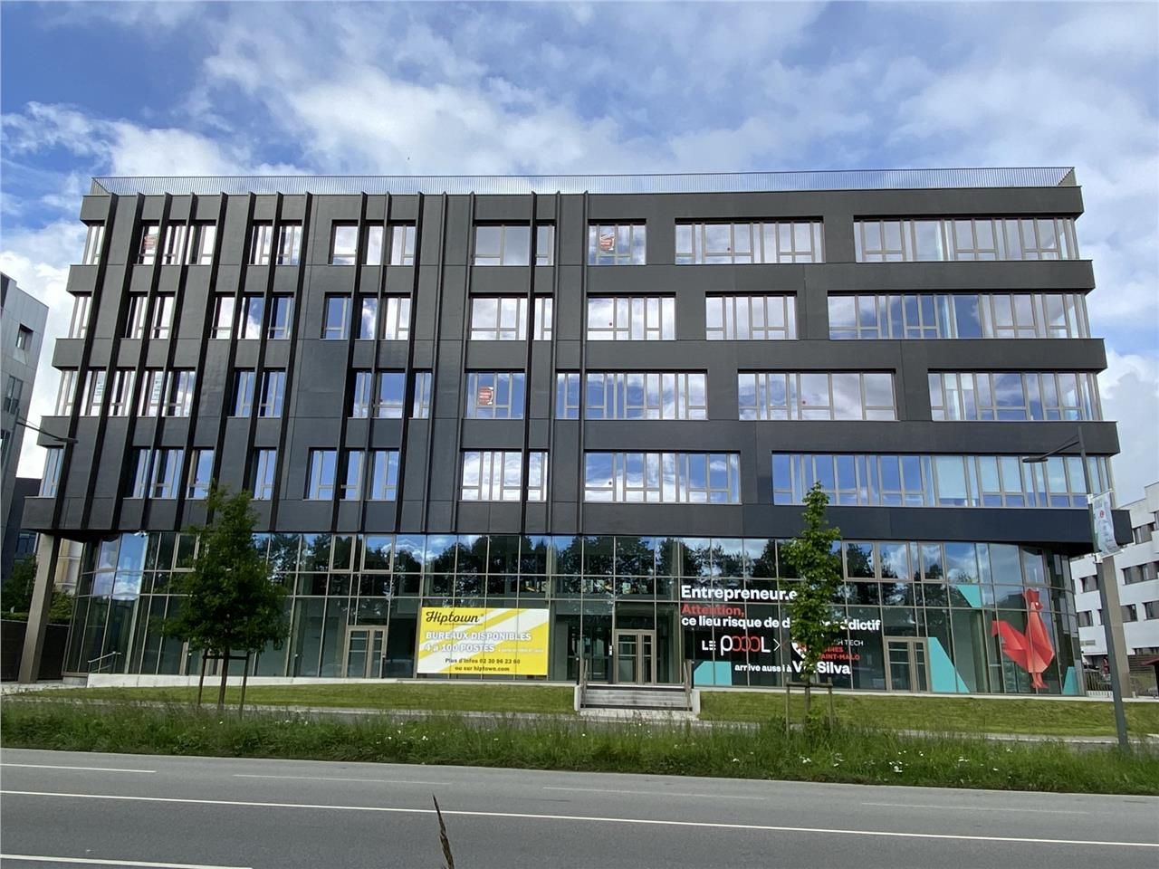 Idéalement situé au coeur de la zone des Champs B