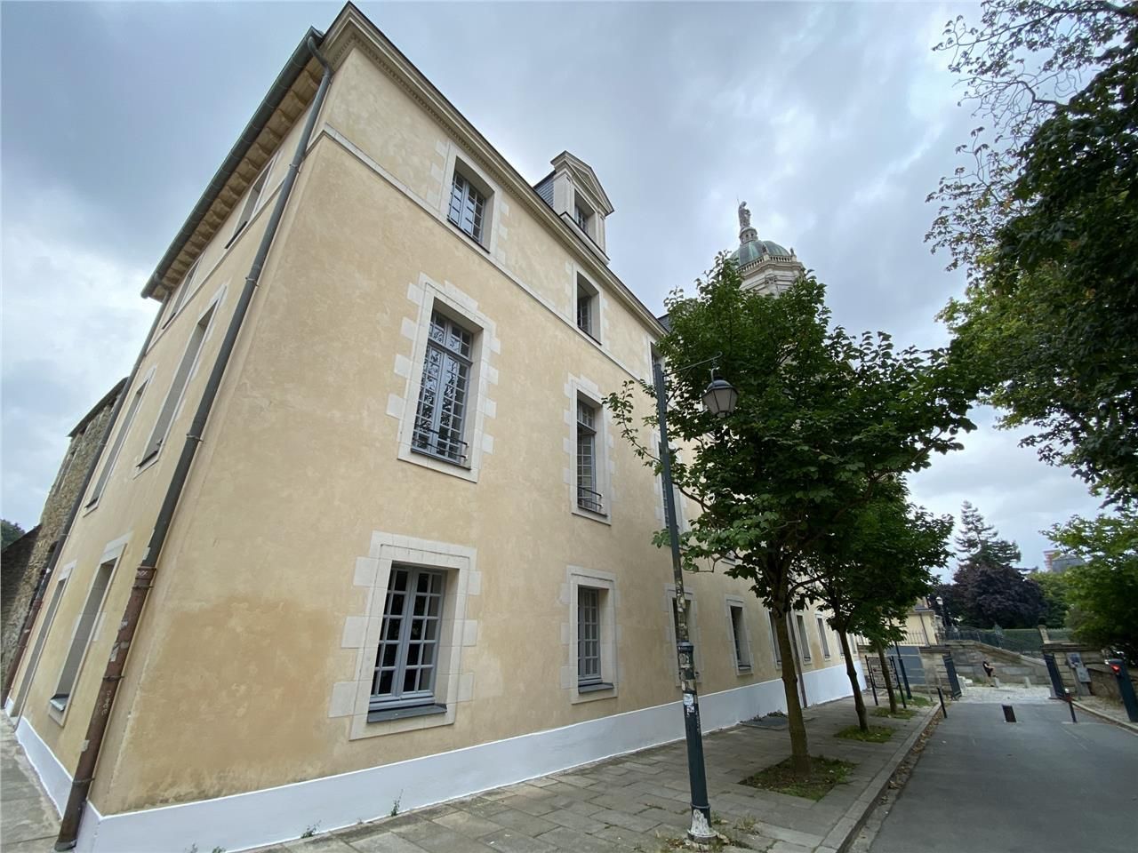 Situé dans le centre historique de Rennes, à prox