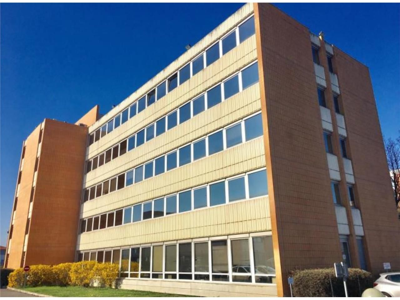 Bureaux à louer, dans un immeuble en R+4, Zone du