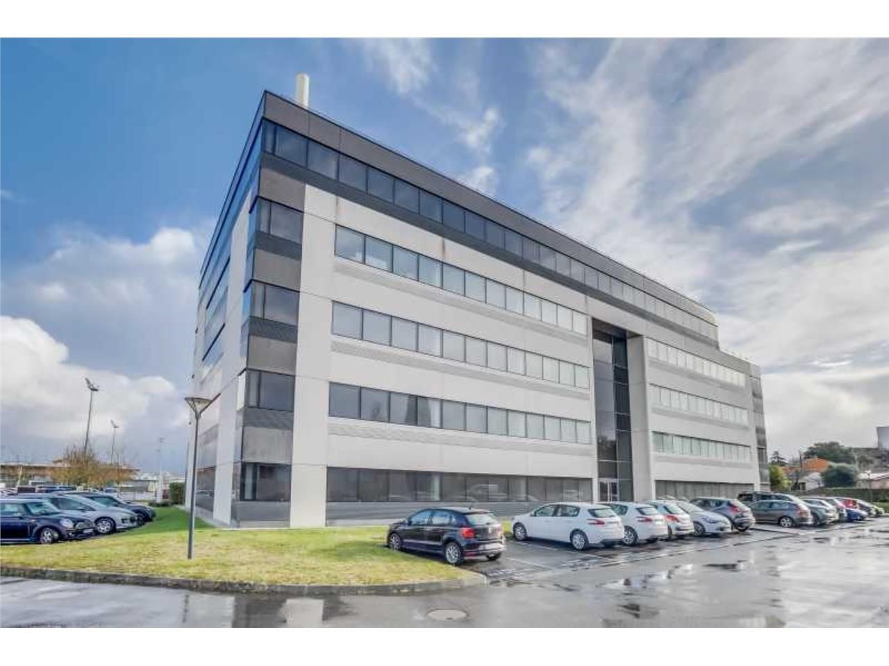 Bureaux à louer dont un plateau entier dans un im