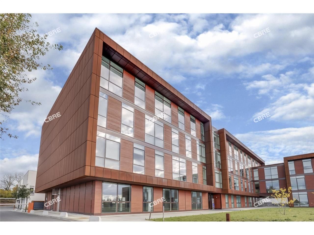 Bureaux à louer proche du métro, dans un ensemble