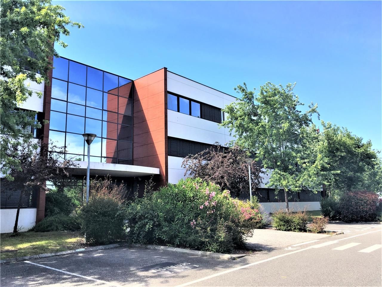 Bureaux à louer dans un immeuble en R+2 à proximi