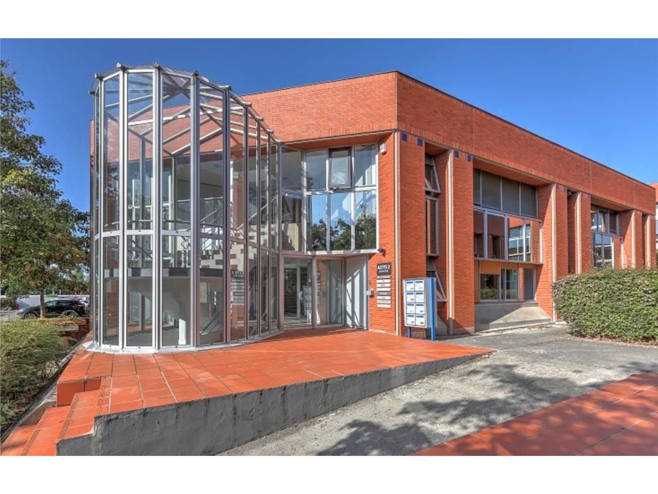 Bureaux rénovés à louer dans un immeuble en R+1 s