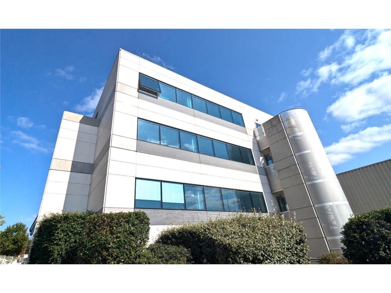 Bureaux rénovés à louer, à proximité immédiate de