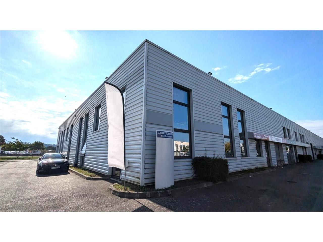 Bureaux à vendre ou à louer dans un bâtiment mixt