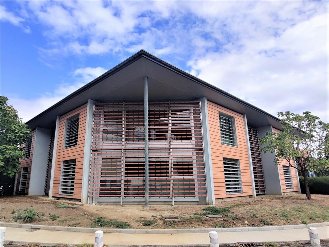 Bureaux à louer dans un immeuble récent de 1021 m