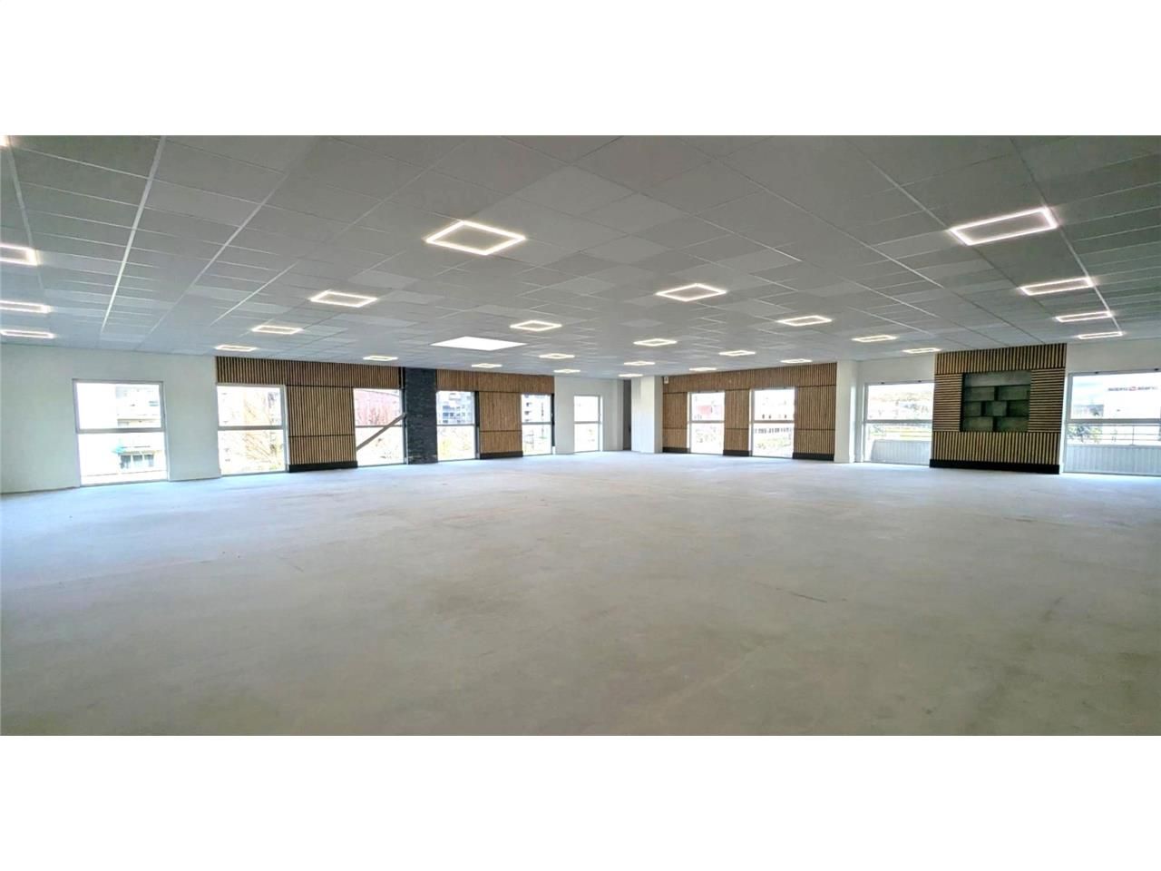 Local à louer en étage d'un centre commercial de 